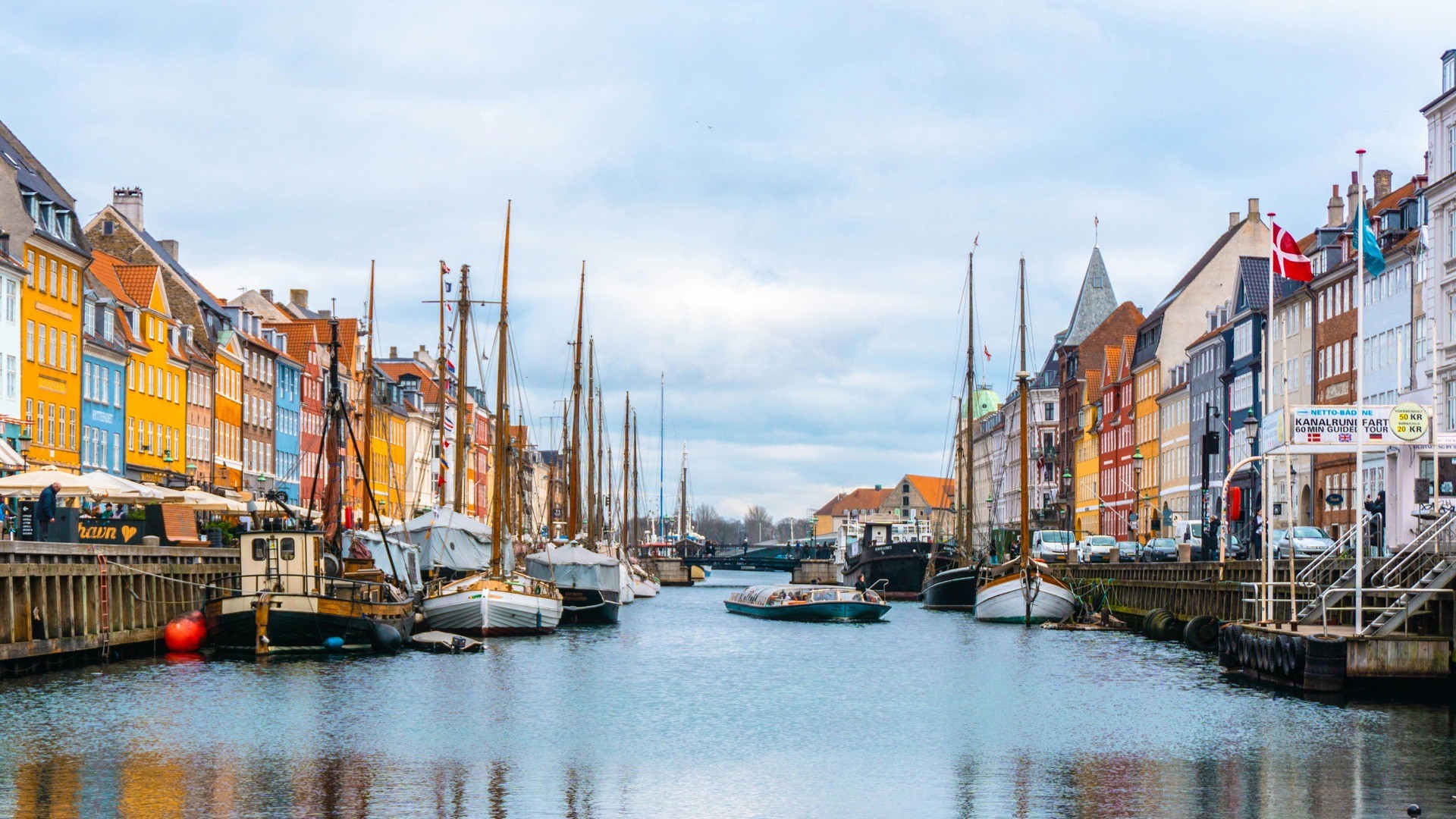 A picture showing Copenhagen's "Nyhavn"